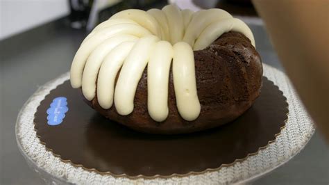 How To Decorate A Bundt Cake With Frosting | Shelly Lighting