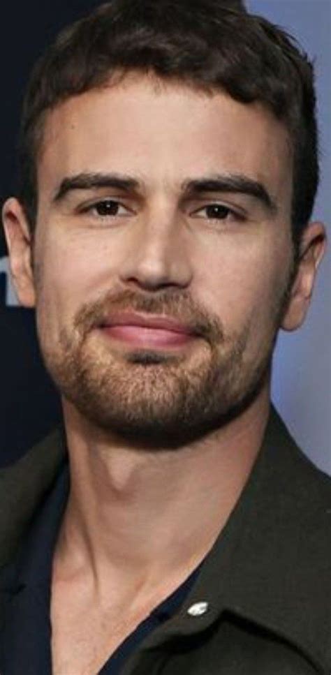 Pin De Mary Hess En Theo James Chicos Famosos Famosos Chicas