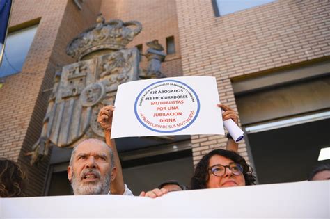 Abogados Y Procuradores Mutualistas Se Concentran En Ponferrada Para