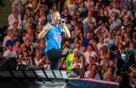 Coldplay Malade Chris Martin Annonce Suspendre La Tournée Du Groupe