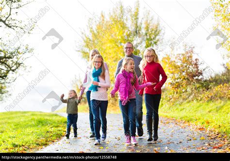 Familie Bei Herbst Spaziergang Im Wald Lizenzfreies Foto