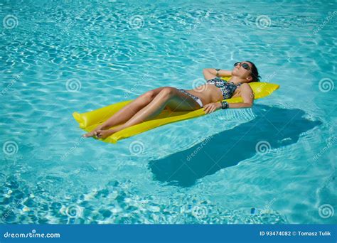 Una Mujer En La Piscina Flota En Un Colch N Soplado Foto De Archivo