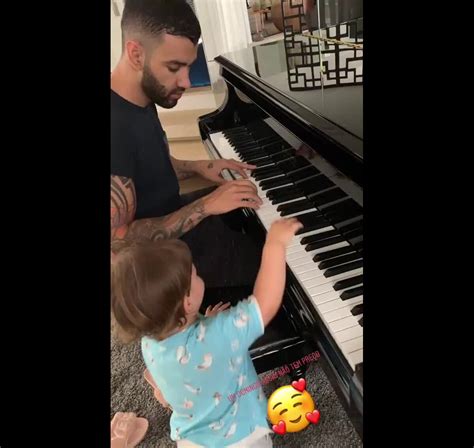 Vídeo Gusttavo Lima canta e toca piano filho Gabriel 1 ano e 8