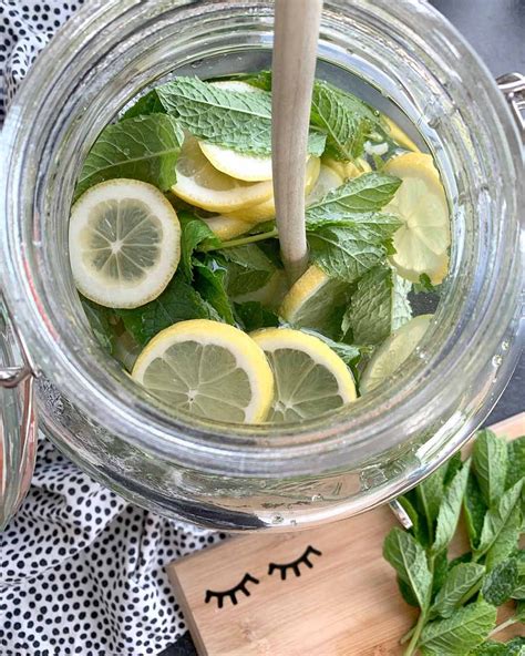 Zubereitung Von Minzesirup Aus Zucker Wasser Zitronenscheiben