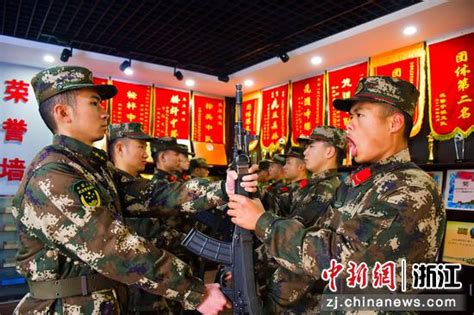 武警宁波支队镇海中队举行新兵授枪仪式 中国新闻网 浙江新闻