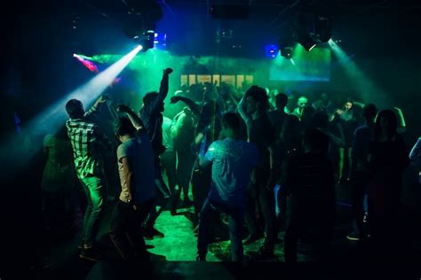 Siluetas De Personas Bailando En Discoteca En Pista De Baile En Fiesta