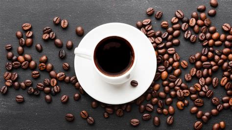 Draufsicht Tasse Kaffee Mit Bohnen Kostenlose Foto