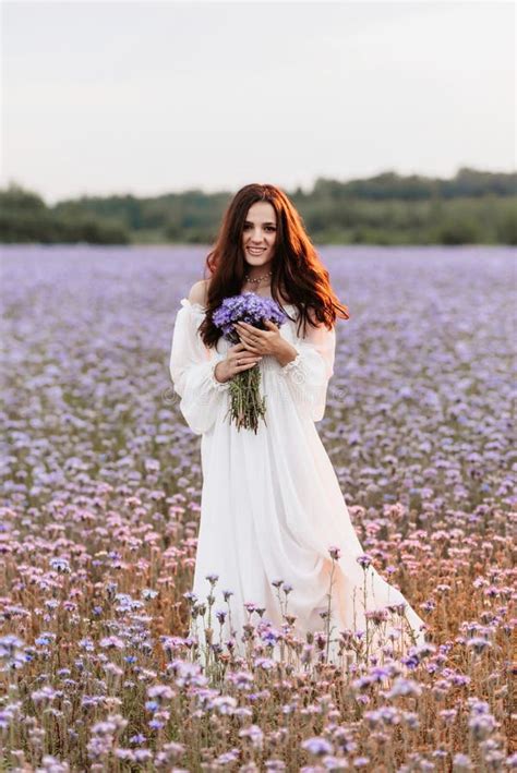 Une Belle Fille Dans Un Champ De Lavande Une Belle Femme Dans Le Style