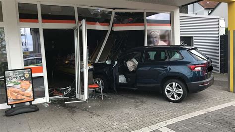 Bochum Auto kracht in Bäckerei drei Verletzte im Krankenhaus