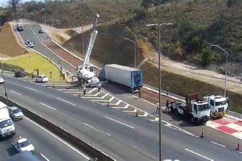 Área De Escape Do Anel Rodoviário é Utilizada Por Carreta Que Perdeu