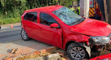 Carro Derruba Muro Ap S Colidir Poste Em Blumenau