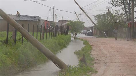 Temporal e vento de 100 km h deixam casas destelhadas em Camaquã