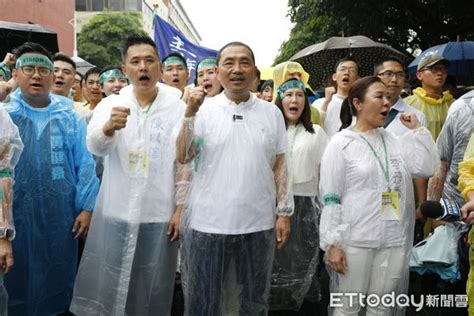 直擊／還路於民遊行不畏風雨 侯友宜率小雞喊「2040死亡歸零」 Ettoday政治新聞 Ettoday新聞雲