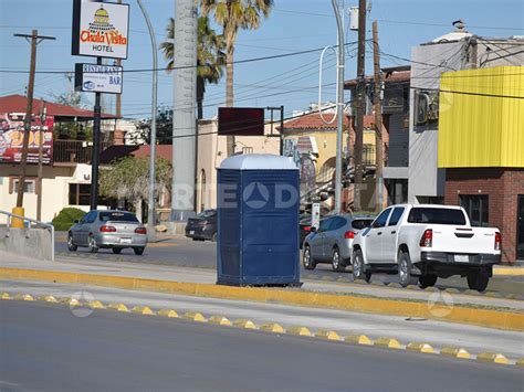 Colocan letrinas portátiles en camellón central de la vialidad más