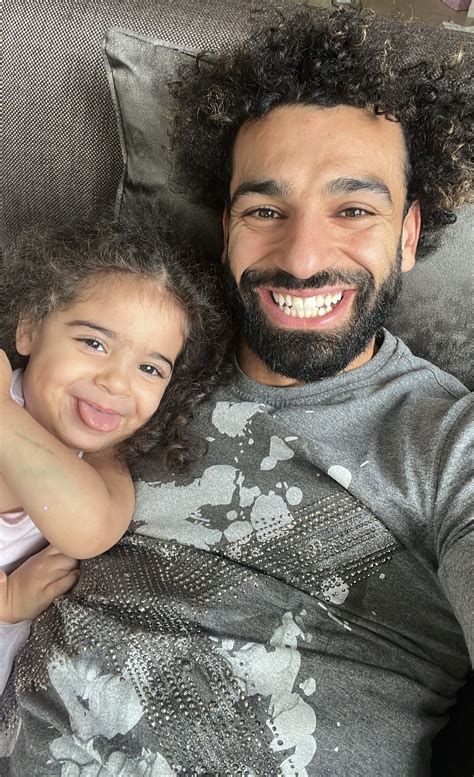 تفاعل كبير من الجمهور مع صورة محمد صلاح وابنته كيان