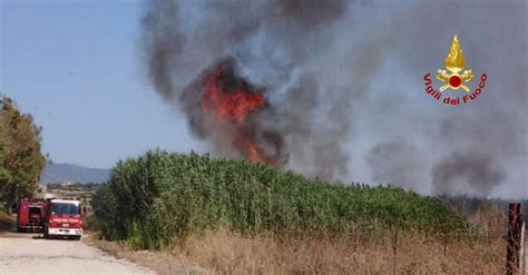 Incendio Nell Area Industriale Di Quartucciu In Fiamme Cagliari