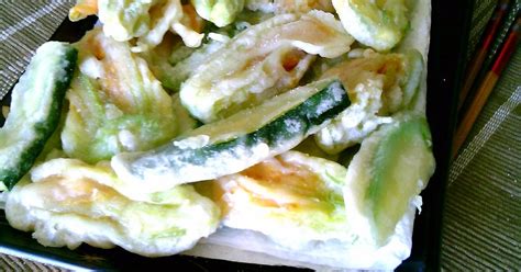 zucchini blossoms in tempura Recipe by aliceihm - Cookpad