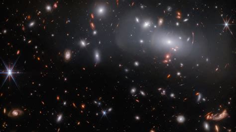 Lente gravitacional triplica imagem de galáxia e supernova Canaltech