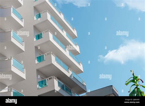 Balcones Y Cielo Azul Con Nubes Parte De Un Edificio Residencial En