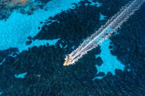 Vista aérea de la hermosa lancha flotante en el mar azul en un día