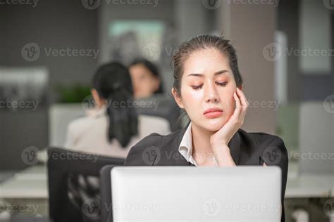 Mujer Aburrida Despu S Del Trabajo Empleado Desmotivado Se Siente