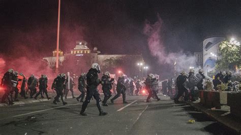 Corona Protest Festnahmen Sturm Auf Belgrads Parlament Gescheitert