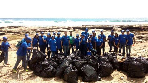 Personal Del Idac En Jornada Limpieza De Playa Najayo Idac