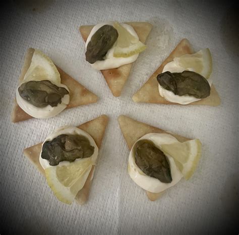 spicy smoked oysters with mayo and a lemon slice on a cracker 🤌 : r ...