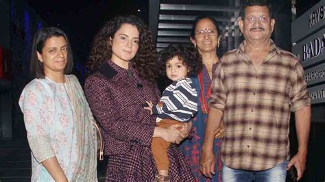 Kangana Ranaut steps out for a dinner outing with her family — Pics ...