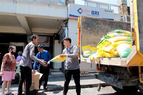 Pemkot Surabaya Gelontorkan 14 Ton Beras Ke Pedagang Pasar ANTARA News