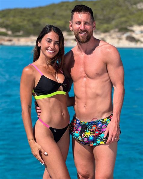 Mundial Qatar 2022 Antonela Roccuzzo Fue A La Playa En Micro Bikini Y