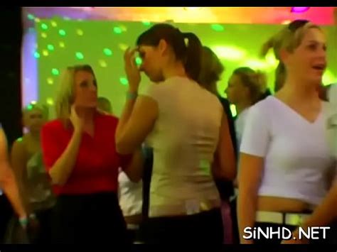 Chicas traviesas están dando placeres explícitos durante la fiesta XVIDEOS