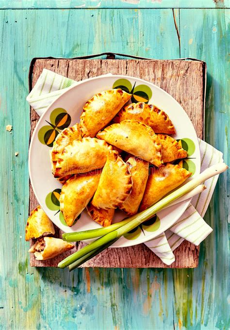 Empanadas Cozido Servido Com As Cebolas Verdes Frescas Imagem De Stock