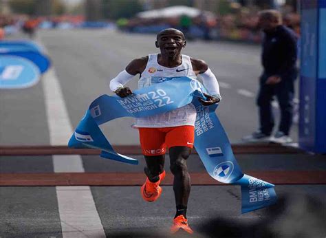 Kipchoge bate el récord del mundo en la Maratón de Berlín RBC 1210 AM