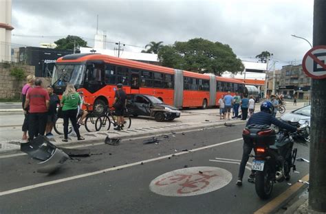 Caminhão Desgovernado Provoca Acidentes Em Curitiba