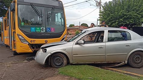 Motorista invade preferencial e carro é atingido por ônibus Tásabendo