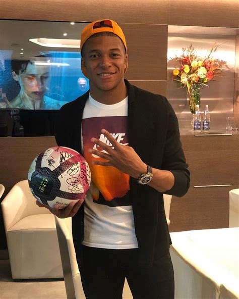 Kylian Mbappé on Instagram: “⚽️⚽️⚽️⚽️ @PSG” | Mens hairstyles, Mens ...