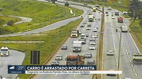 Vídeo Carreta bate e arrasta carro na Rodovia Fernão Dias na Grande