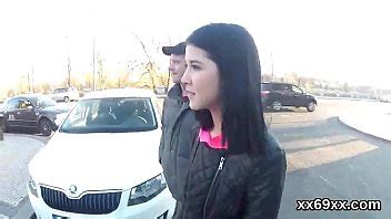 Un médecin assiste à l hymen physique et à la défloration d un chaton vierge XVIDEOS