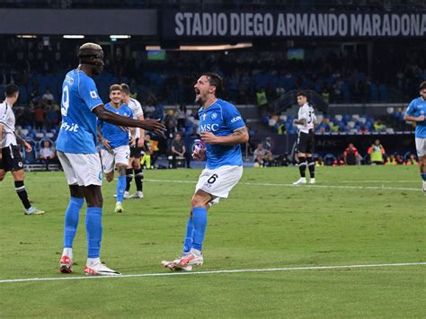 Qué hizo el nigeriano Victor Oshimen al convertir su primer gol en el ...