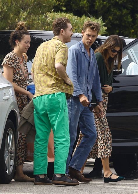 Photo Austin Butler Hugs Kaia Gerber Tight Party Malibu Pics 13