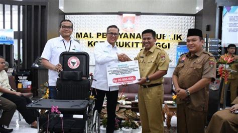 Semen Padang Serahkan Bantuan Kursi Roda Dan Sarana Prasarana Untuk