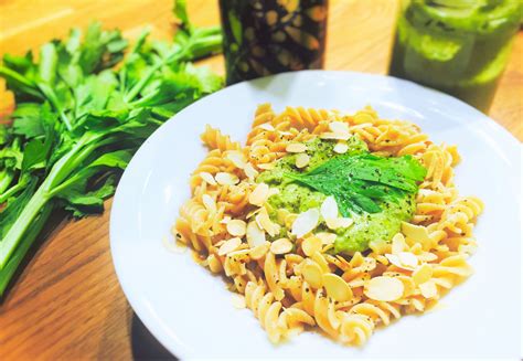 Fusilli integrale cu pesto de ţelină şi migdale SMARANDA