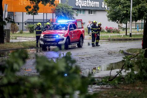 Foto Video Stra No Nevrijeme U Zagrebu Poginula Dva Mu Karca Novi List