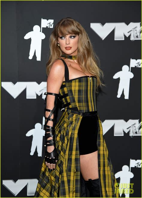 Taylor Swift Rocks Plaid Dress on VMAs 2024 Red Carpet - See Every ...