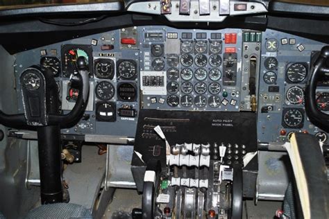 Boeing 707 Cockpit | Vintage planes, Cockpit, Boeing