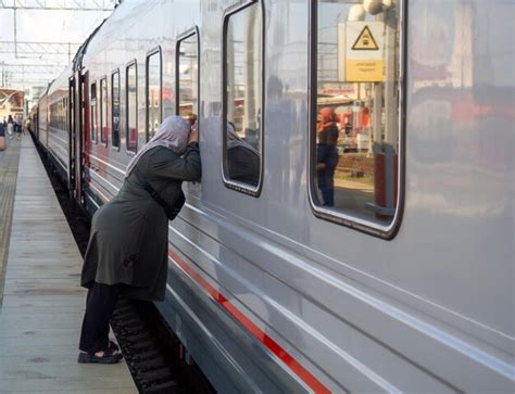 Salida Del Tren Despedida De Una Mujer Con Velo En La Estaci N Foto