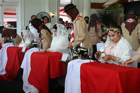 Kenang Jasa Fatmawati Puluhan Perempuan Menjahit Bendera Merah Putih