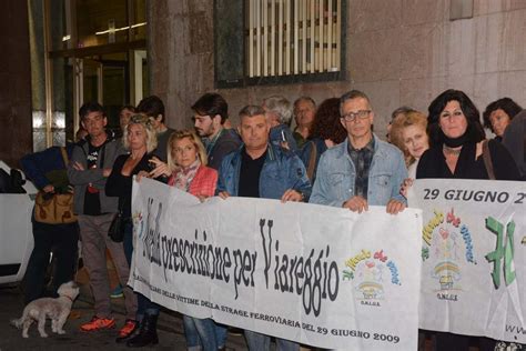 Strage Di Viareggio I Familiari Protestano Alla Stazione Foto