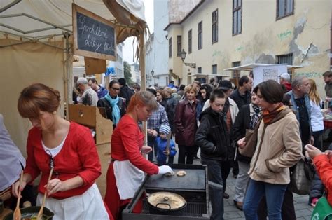 Trnavsk R Nek Zaplnil Divadeln Uli Ku Sita Sk